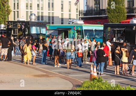 Suwanee, GA / USA - 4 agosto 2023: Decine di persone sono in fila in attesa di ordinare dai camion alimentari durante il Food Truck Friday a Suwanee, GA. Foto Stock