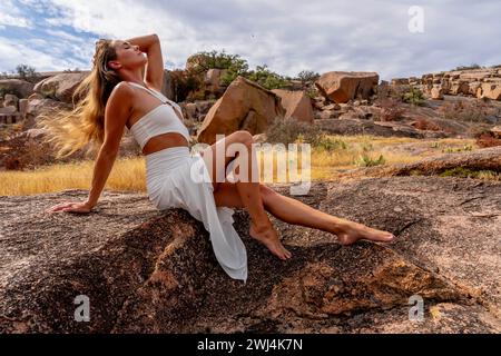 Una bella bruna modella si posa all'aperto mentre ti godi il tempo autunnale Foto Stock