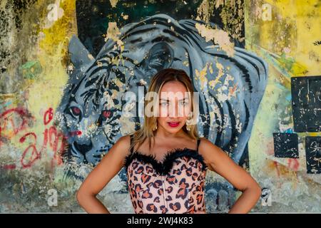 Un bel modello spagnolo posa nelle rovine abbandonate di Una Hacienda nella provincia messicana dello Yucatan Messico Foto Stock