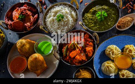 Composizione con piatti indiani: samosa Foto Stock