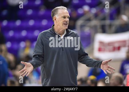 Fort Worth, Texas, Stati Uniti. 12 febbraio 2024. Jamie Dixon, allenatore dei TCU Horned Frogs, parla alla sua panchina durante la seconda metà di una partita di basket al college contro i West Virginia Mountaineers alla Schollmaier Arena di Fort Worth, Texas. Austin McAfee/CSM/Alamy Live News Foto Stock