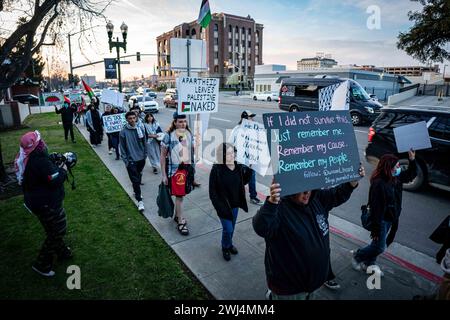 Bakersfield, California, Stati Uniti. 12 febbraio 2024. I membri della comunità di Bakersfield, California, si unirono al gruppo di base della Central Valley United Liberation Front il 12 febbraio 2024, per una dimostrazione di emergenza intesa a sensibilizzare l'IDF sul bombardamento mirato di Rafah durante il Super Bowl LVIII. Rafah è diventato l’ultimo rifugio per il popolo palestinese sotto assedio a Gaza. (Credit Image: © Jake Lee Green/ZUMA Press Wire) SOLO PER USO EDITORIALE! Non per USO commerciale! Foto Stock