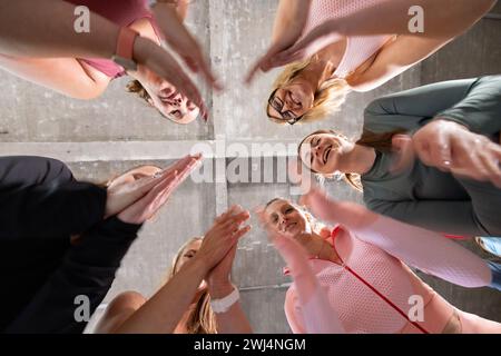Cerchio della motivazione: Il team Huddle dal basso Foto Stock