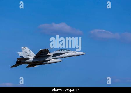 Un F/A 18E Super Hornet si prepara per Un volo di addestramento prima dell'implementazione Foto Stock