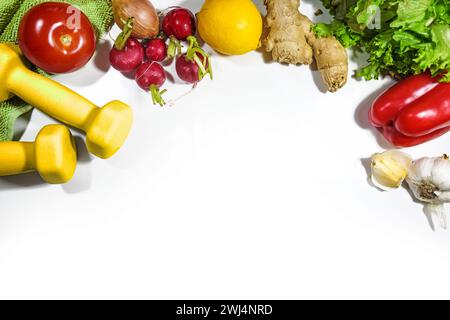 Manubri, verdure e lattuga, concetto di fitness per una sana dieta dimagrante vegetariana e esercizio sportivo, vista dall'alto da ab Foto Stock
