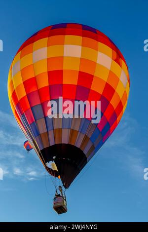 Spectacular Sky Ballet: Scintillanti palloncini dipingono la tela blu con colori gioiosi Foto Stock