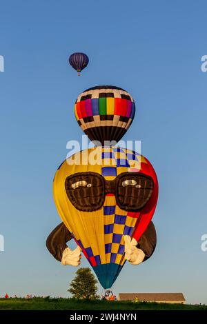 Spectacular Sky Ballet: Scintillanti palloncini dipingono la tela blu con colori gioiosi Foto Stock