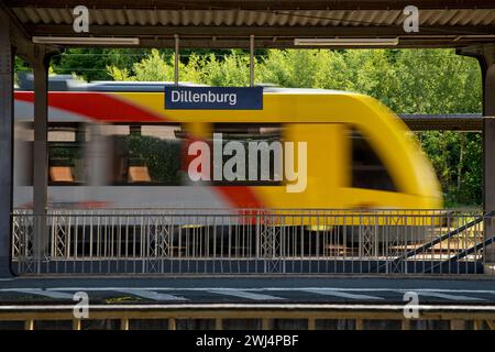 Passaggio del vagone ferroviario della Hessische Landesbahn HLB alla stazione ferroviaria di Dillenburg, Assia, Germania Foto Stock