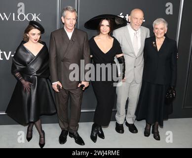 12 febbraio 2024, New York, New York, Stati Uniti: Attori MAISIE WILLIAMS, BEN MENDELSOHN, JULIETTE BINOCHE, JOHN MALKOVICH e GLENN CLOSE visti â Apple TV+â€™S˜la prima mondiale di New Lookâ€™ tenutasi presso la Florence Gould Hall. (Credit Image: © Nancy Kaszerman/ZUMA Press Wire) SOLO PER USO EDITORIALE! Non per USO commerciale! Foto Stock