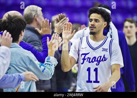 Fort Worth, Texas, Stati Uniti. 12 febbraio 2024. I TCU Horned Frogs guardano i tifosi di Trevian Tennyson dopo una partita di basket al college contro i West Virginia Mountaineers alla Schollmaier Arena di Fort Worth, Texas. Austin McAfee/CSM/Alamy Live News Foto Stock