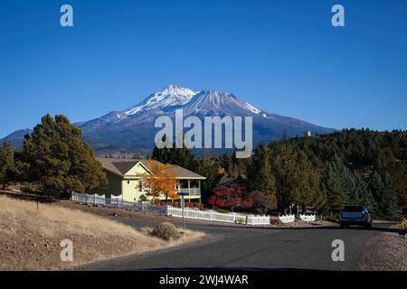 Mountain Shasta e cascate in autunno Foto Stock