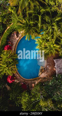 Vista aerea con droni di una piscina nella giungla di Krabi Tailandia Foto Stock