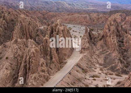 La Ruta Nacional 40 è la strada nazionale più lunga dell'Argentina e un percorso di viaggio popolare con paesaggi spettacolari Foto Stock