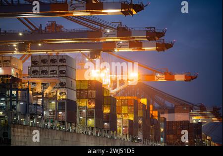 Terminal container Eurogate Burchardkai ad Amburgo, carico e scarico per mezzo della spedizione Foto Stock
