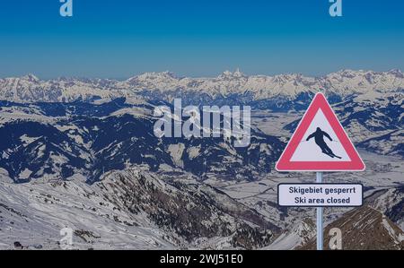 L'area sciistica in Austria è chiusa a causa della Corona covid-19 Foto Stock