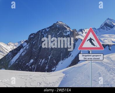 L'area sciistica in Austria è chiusa a causa della Corona covid-19 Foto Stock