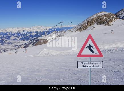 L'area sciistica in Austria è chiusa a causa della Corona covid-19 Foto Stock