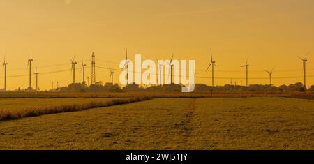 Turbine eoliche parco eolico onshore sulla costa del Mare del Nord al tramonto Foto Stock