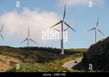 Il paesaggio delle turbine eoliche dall'altopiano dell'isola di Madeira, Portogallo Foto Stock