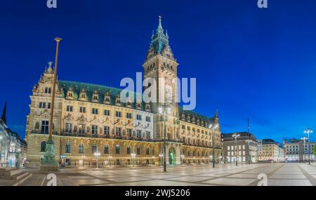 Amburgo Germania, panorama notturno dello skyline della città in Piazza del Municipio di Rathaus Foto Stock