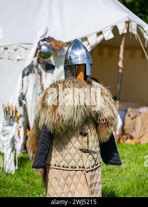 Armatura di cavalieri o armatura da battaglia in mostra in uno spettacolo medievale Foto Stock