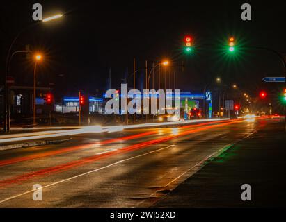 Lunga esposizione, luci anteriori bianche e posteriori rosse come strisce luminose per auto di notte Foto Stock