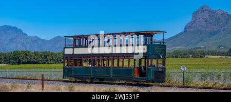 Il tram del vino Franschhoek viaggia da un'azienda vinicola all'altra fino a 8 aziende vinicole Foto Stock