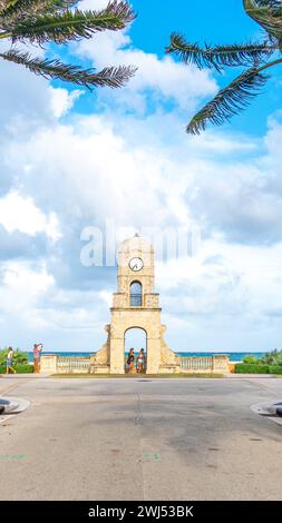 Worth Avenue, torre dell'orologio a Palm Beach, Florida, USA Foto Stock