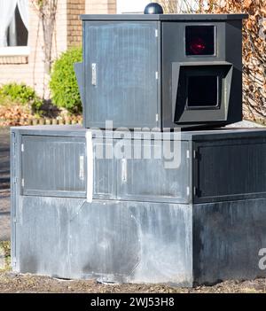 Rimorchio mobile flash su strada per il monitoraggio della velocità Foto Stock