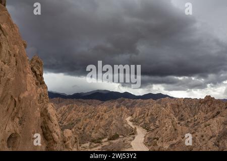 La Ruta Nacional 40 è la strada nazionale più lunga dell'Argentina e un percorso di viaggio popolare con paesaggi spettacolari Foto Stock