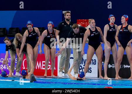 Doha, Qatar. 12 febbraio 2024. DOHA, QATAR - 12 FEBBRAIO: Squadra dei Paesi Bassi durante il quarto finale di pallanuoto femminile tra Ungheria e Paesi Bassi al Doha World Aquatics Championships 2024 all'Aspire Dome il 12 febbraio 2024 a Doha, Qatar. (Foto di MTB-Photo/BSR Agency) credito: BSR Agency/Alamy Live News Foto Stock