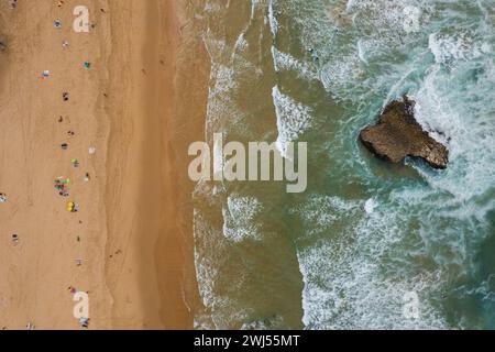 Naviga sulle onde dell'oceano Altantic, Algarve, Portogallo. Vista aerea con drone Foto Stock