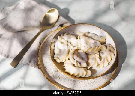 Gnocchi con ciliegie con panna acida e zucchero. Piatto tradizionale di cucina russa, Ucraina e bielorussa conosciuto come Vareniki Foto Stock