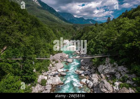 Vista aerea del ponte sospeso sul fiume Soca in Slovenia Foto Stock