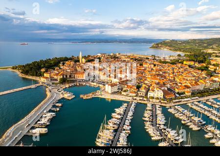 Paesaggio urbano di Izola sulla costa adriatica della penisola istriana in Slovenia. Vista aerea con droni Foto Stock