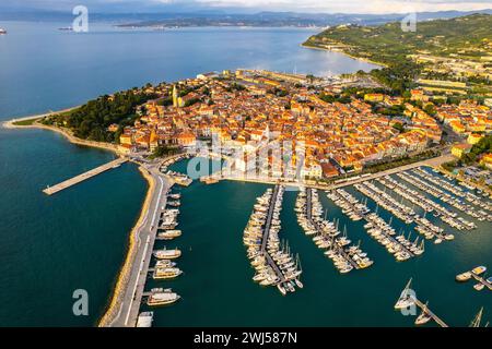 Paesaggio urbano di Izola sulla costa adriatica della penisola istriana in Slovenia. Vista aerea con droni Foto Stock