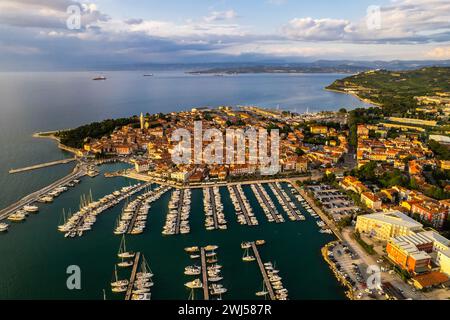 Paesaggio urbano di Izola sulla costa adriatica della penisola istriana in Slovenia. Vista aerea con droni Foto Stock