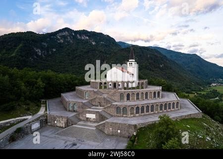 Vista dalla droni della chiesa di Sant'Antonio e dell'ossario di Kobarid in Slovenia. Caporetto Memorial della prima guerra mondiale Foto Stock