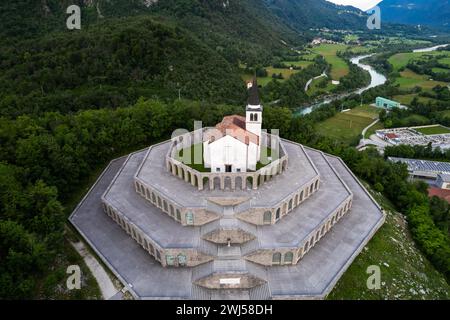 Vista dalla droni della chiesa di Sant'Antonio e dell'ossario di Kobarid in Slovenia. Caporetto Memorial della prima guerra mondiale Foto Stock