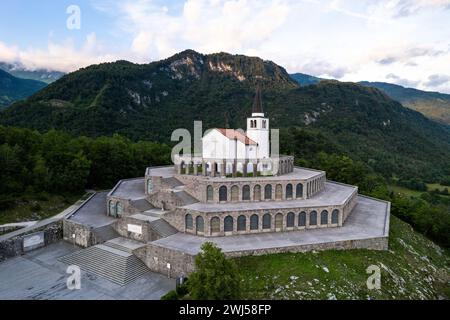 Vista dalla droni della chiesa di Sant'Antonio e dell'ossario di Kobarid in Slovenia. Caporetto Memorial della prima guerra mondiale Foto Stock