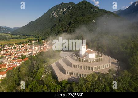 Vista dalla droni della chiesa di Sant'Antonio e dell'ossario di Kobarid in Slovenia. Caporetto Memorial della prima guerra mondiale Foto Stock