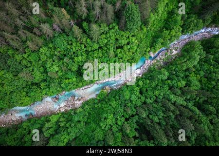 Fiume Soca in Slovenia. Vista aerea dall'alto del drone sul fiume verde smeraldo nella foresta Foto Stock