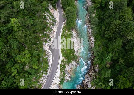 Fiume Soca, Slovenia. Paesaggio cristallino e verde smeraldo. Vista droni Foto Stock