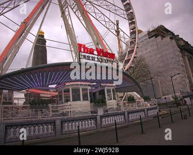 Bruxelles, Belgio. 9 02 2024. Giro di divertimento sulla ruota panoramica o sulla ruota gigante o su una ruota di osservazione. Grande dispositivo con motori elettrici. The View Bruxelles Foto Stock