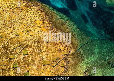 Salt Pans, Xwejni Bay, Xwejni, Gozo Island, Malta, vista aerea con drone Foto Stock