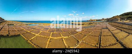 Salt Pans, Xwejni Bay, Xwejni, Gozo Island, Malta, vista aerea con drone Foto Stock