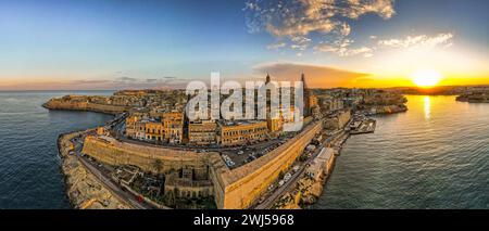 La Valletta, Malta, vista panoramica aerea della città vecchia al tramonto Foto Stock