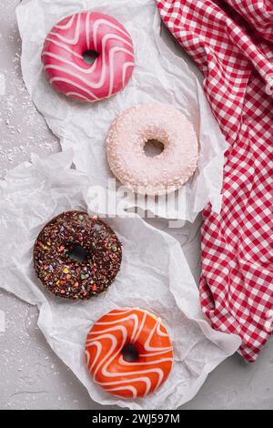 Set di gustose ciambelle color pastello alla moda estiva retrò Foto Stock