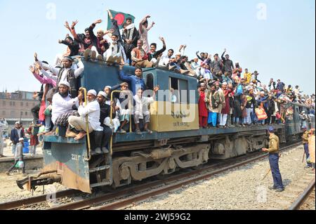 Migliaia di devoti musulmani stanno tornando a casa su un treno sovraffollato dopo aver partecipato alla preghiera finale della seconda fase di Bishwa Ijtema, considerata la seconda più grande riunione musulmana del mondo dopo Hajj alla Mecca. Tongi, alla periferia di Dhaka. Bangladesh. Foto Stock