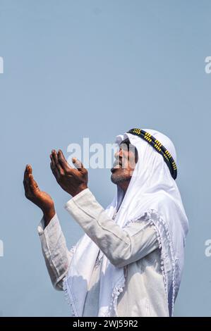 I devoti musulmani offrono preghiere presso l'Akheri Munajat o preghiere finali durante la seconda fase di Biswa Ijtema, una congregazione annuale di musulmani a Tongi, alla periferia di Dhaka, Bangladesh. Foto Stock